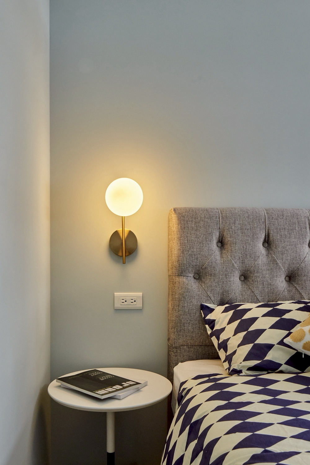 光與白依序交織